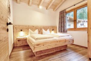 - une chambre avec un lit en bois et une fenêtre dans l'établissement Ferienwohnung Jogglkessl, à Rohrberg