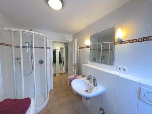 een badkamer met een wastafel en een douche bij Suite Boysen No.15 in Westerland