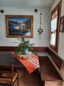 a room with a table and a painting on the wall at Le Farfalle - un angolo di quiete GREEN a Laghi in provincia di Vicenza in Stalle Comparetti