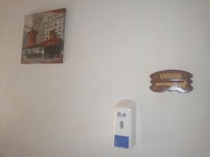 a remote control and a sign on a wall at El Aguaribay de los Nonos in Mina Clavero