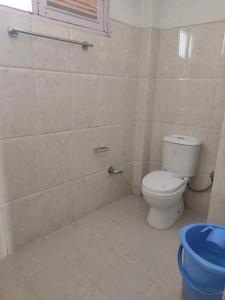 Un baño blanco con inodoro y ducha. en Hotel BHRIGU, en Manali 46 fotos más