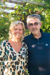 een man en een vrouw die naast elkaar staan bij Broeks' Bed En Brood in Meerkerk