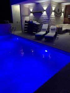 uma piscina com iluminação azul num quarto em Izabela apartment with swimming pool em Babino Polje