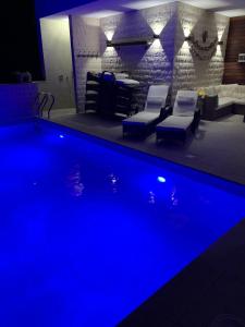 einen Pool mit blauer Beleuchtung in einem Zimmer in der Unterkunft Izabela apartment with swimming pool in Babino Polje
