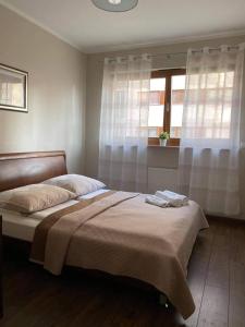 ein Schlafzimmer mit einem Bett mit zwei Handtüchern darauf in der Unterkunft Apartament Morski in Świnoujście