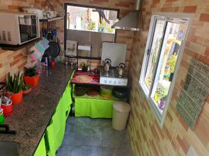 eine Küche mit einer grünen Theke und einem Fenster in der Unterkunft Tilcara Hostal Niña Coya in Tilcara