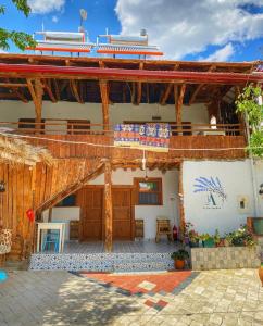 een huis met een houten dak en een patio bij Aliya Konak - Köy Evi ve Lezzetleri in Isparta