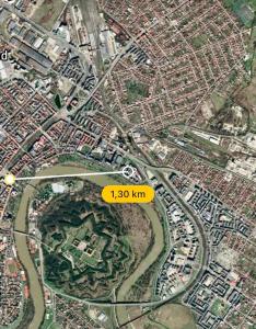 um mapa de uma cidade com um marcador amarelo em Apartament Catalin 1 em Arad