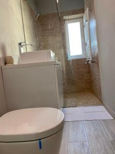 uma casa de banho com um WC e um chuveiro em Apartament Catalin 1 em Arad