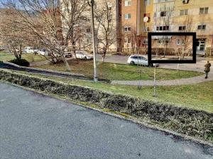 an empty street next to a building with a building at Apartament Catalin 1 in Arad