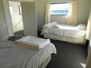 a hotel room with two beds and a window at Gavan Family Apartments in Cromwell