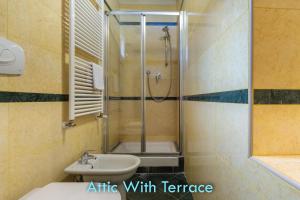 een badkamer met een douche, een wastafel en een toilet bij Santo Stefano Apartments - BolognaRooms in Bologna