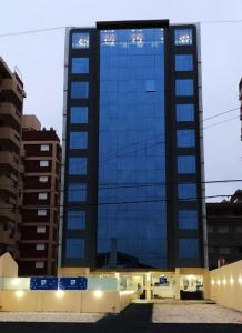 un edificio alto con muchas ventanas en Hotel SKY en San Bernardo