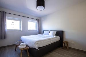 Een bed of bedden in een kamer bij Red Rabbit Tourist and Business Flats - I & II