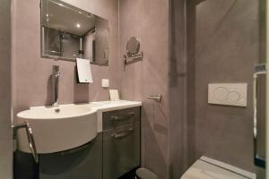 Marrum的住宿－Bed & Breakfast Marrum，一间带水槽、卫生间和镜子的浴室