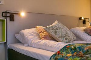 dos camas sentadas una al lado de la otra con almohadas en Bed & Breakfast Marrum, en Marrum