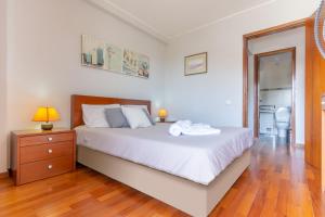1 dormitorio con cama, tocador y espejo en Condo Magnolia, en Funchal