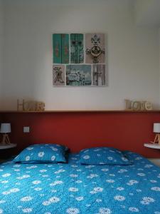 Postel nebo postele na pokoji v ubytování Vacargeles casa Les Mûriers et Les Chênes verts calme clim wifi animations piscine mini golf