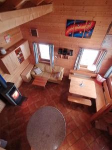 una vista aérea de una sala de estar en una cabaña de madera en Selbstversorger Hütte Rechberg en Rechberg