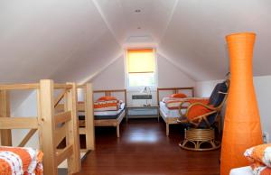 sypialnia na poddaszu z 2 łóżkami piętrowymi i drabiną w obiekcie Penzion Stará sokolovna w mieście Šumperk