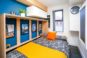 - une chambre avec un lit et un oreiller orange dans l'établissement Funky City Apartment - Secure Parking - WiFi - Sleeps 6 - No Parties, à Belfast