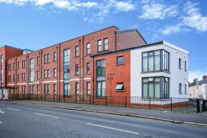 un bâtiment en briques sur le côté d'une rue dans l'établissement Funky City Apartment - Secure Parking - WiFi - Sleeps 6 - No Parties, à Belfast 26 autres photos