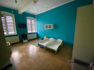 Schlafzimmer mit blauen Wänden und einem Bett in einem Zimmer in der Unterkunft Apartament F21 Deluxe w Bielawie - Widok na Góry Sowie in Bielawa