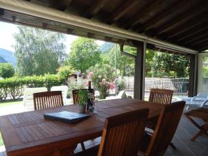 einen Holztisch mit Stühlen auf einer Terrasse in der Unterkunft Casa Sara in Anfo