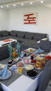 einen Tisch mit Speisen und Getränken in der Unterkunft Atrium-Accomm in Řitka