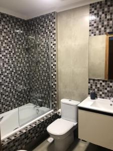 Kúpeľňa v ubytovaní Parking, vistas al mar y tres habitaciones + 8 fotografií