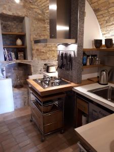 Karaktervolle modern uitgeruste woning - Casa Di Martile في لوريتو أبروتينو: مطبخ مع موقد ومغسلة