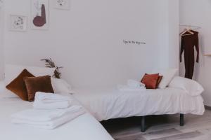 A bed or beds in a room at Casa Rural El Aceitunero