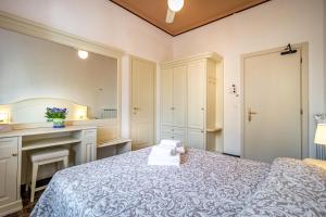 A bed or beds in a room at Miramare di Varigotti