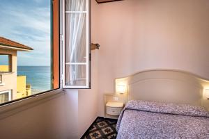 A bed or beds in a room at Miramare di Varigotti