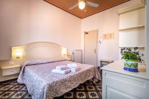 A bed or beds in a room at Miramare di Varigotti
