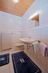 フォルバックにあるLandgasthof-Pension Ochsenのバスルーム(シンク、鏡、シンク付)