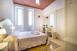 A bed or beds in a room at Miramare di Varigotti