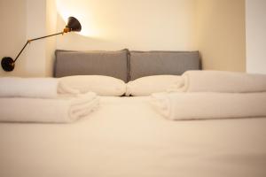 Кровать или кровати в номере Loft Via Friuli Milano 3PAX - WIFI