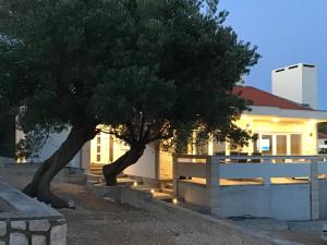 uma casa com duas árvores em frente em Moderner Bungalow mit Meerblick em Lun