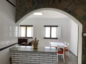kuchnia z łukiem i stołem w pokoju w obiekcie CASA RURAL CABO de GATA-NÍJAR w mieście El Viso