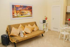 een woonkamer met een bank met kussens bij DOMUS DIVI - appartamento nel cuore di Roma in Rome