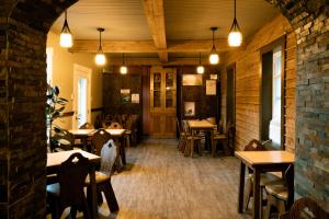 un restaurante con mesas y sillas y una pared de ladrillo en Chez Casimir en Matapedia