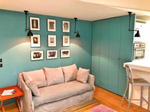 sala de estar con sofá y pared azul en Homelivia, Lovely One bedroom flat Place GARIBALDI et PORT, en Niza