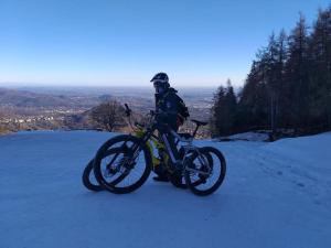 Ein Mann, der im Schnee auf einem Motorrad sitzt in der Unterkunft A CASA DI SISSI in Biella