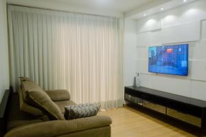 Uma televisão e/ou sistema de entretenimento em No CENTRO de Cascavel, atras do Ibis, confortavel e bom gosto
