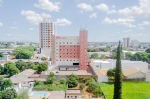 a view of the biltmore hotel from the roof of the building at No CENTRO de Cascavel, atras do Ibis, confortavel e bom gosto in Cascavel