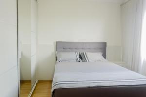 A bed or beds in a room at No CENTRO de Cascavel, atras do Ibis, confortavel e bom gosto