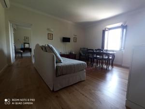 Televízia a/alebo spoločenská miestnosť v ubytovaní Villa di Campagna Santa Giulia