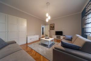 Sala de estar con 2 sofás y mesa en Apartman Komfor Premium, en Subotica