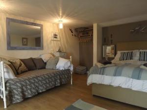 uma sala de estar com uma cama e um sofá em The Swallows Guest House em New Quay